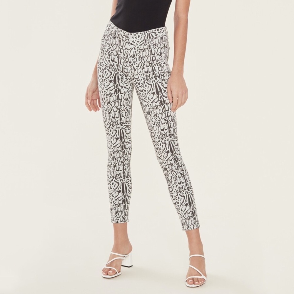 J Brand Alana High Rise Crop Skinny Jeans in‎ Clouded Leopard